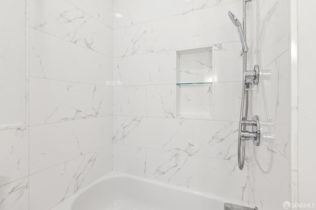 bathroom with tiled shower / bath combo