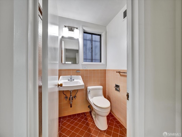 173 Warren Dr, San Francisco, CA 94131 - bathroom featuring tile walls, wainscoting, and tile patterned floors