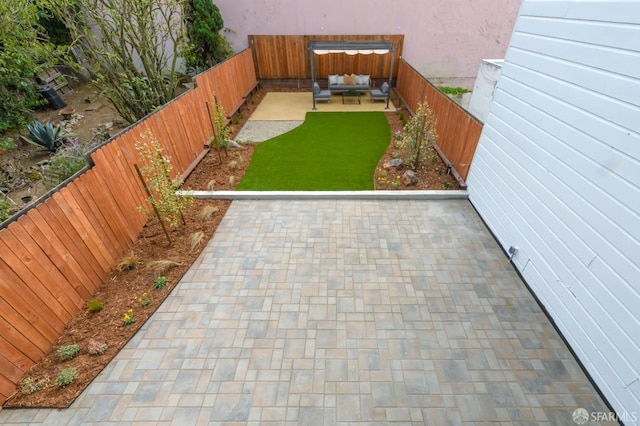 view of yard featuring a patio area and outdoor lounge area