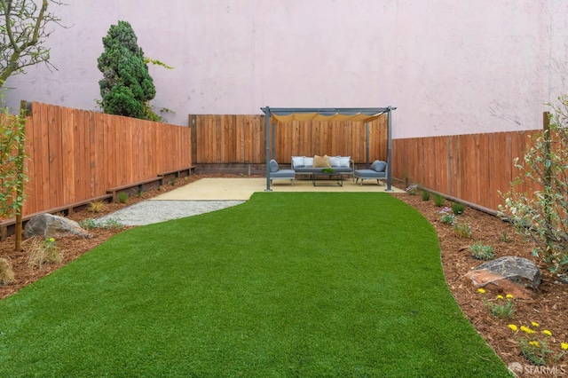 view of yard featuring an outdoor hangout area and a patio area