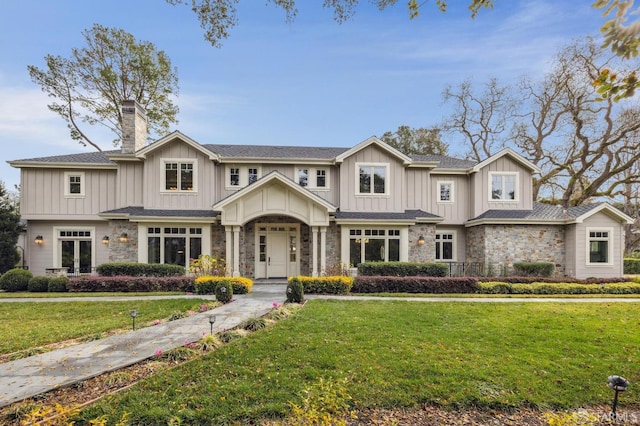 view of front facade featuring a front lawn