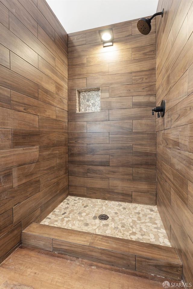 bathroom featuring tiled shower