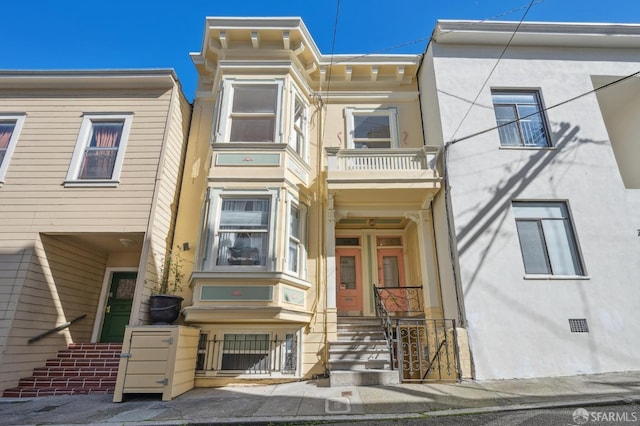 townhome / multi-family property featuring a balcony