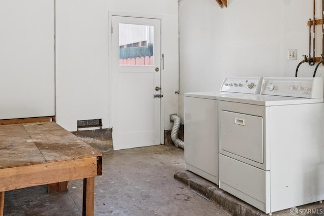 363 Prague St, San Francisco, CA 94112 - laundry room featuring independent washer and dryer