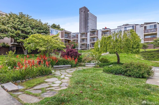 view of property's community featuring a yard