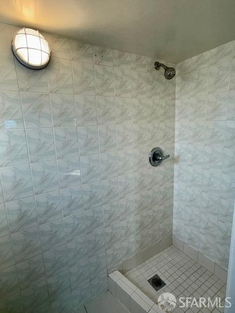 bathroom featuring tiled shower