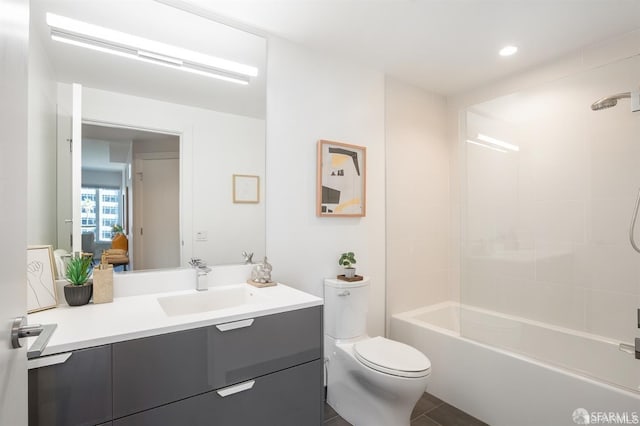 full bathroom featuring toilet, vanity, and recessed lighting