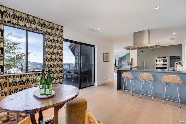 dining room featuring recessed lighting, light wood-style floors, baseboards, and visible vents