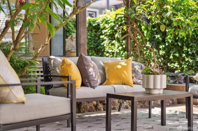 balcony featuring an outdoor hangout area