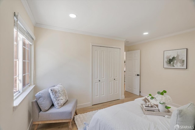 bedroom with light wood-type flooring, multiple windows, crown molding, and baseboards