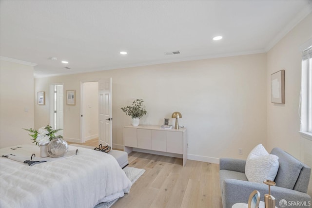 bedroom featuring recessed lighting, visible vents, baseboards, light wood-type flooring, and crown molding