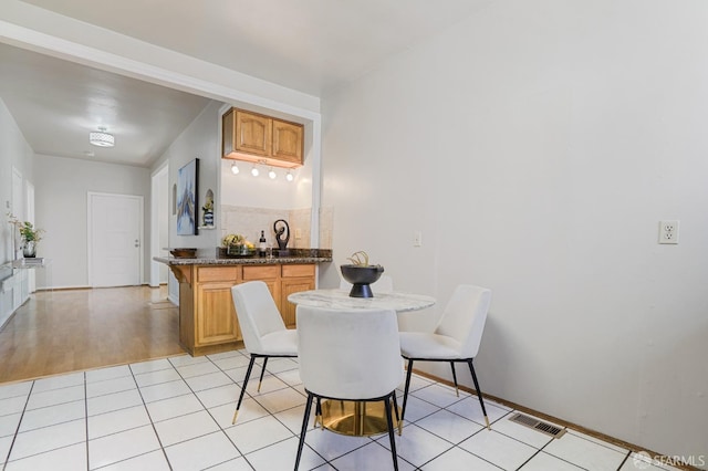 dining room featuring visible vents and light tile patterned flooring