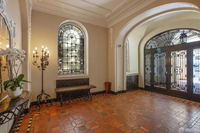 2100 Green St Unit 302, San Francisco, CA 94123 - foyer featuring ornamental molding, arched walkways, a wealth of natural light, and baseboards