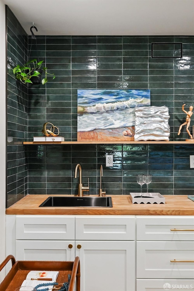 bar with tasteful backsplash, indoor wet bar, and a sink