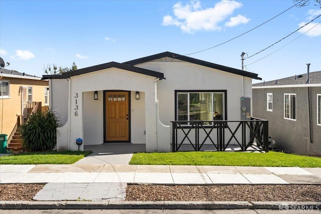 view of front facade featuring stucco siding