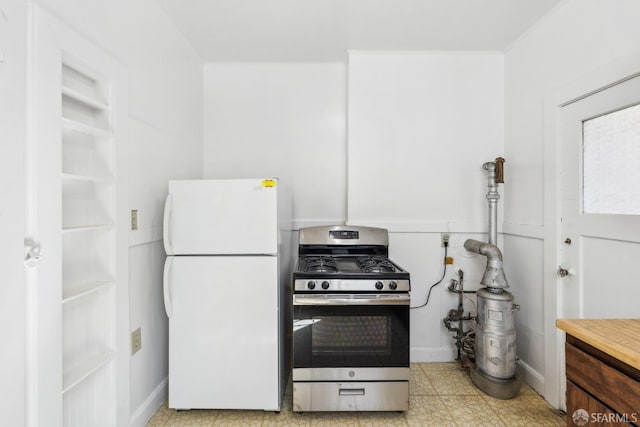 1915 Laguna St Unit 2, San Francisco, CA 94115 - kitchen with gas stove, baseboards, ornamental molding, and freestanding refrigerator
