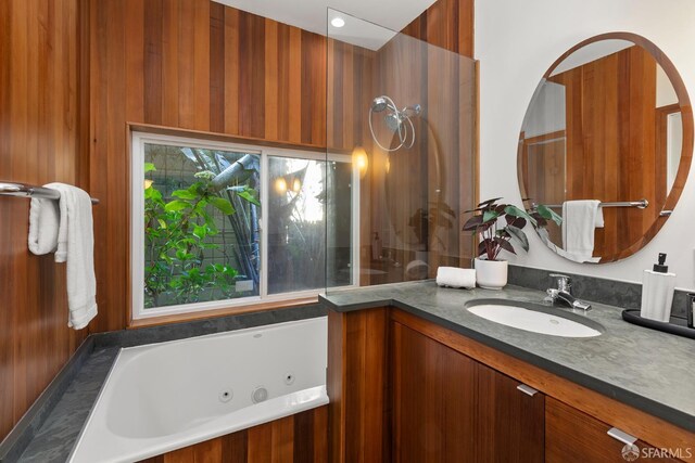 762 Bay St, San Francisco, CA 94109 - full bath featuring a jetted tub and vanity