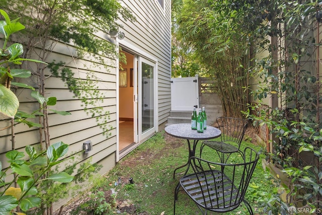 762 Bay St, San Francisco, CA 94109 - view of yard