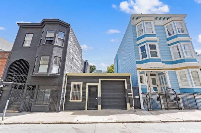 737 Minna St, San Francisco, CA 94103 - view of front of property with a gate and a fenced front yard