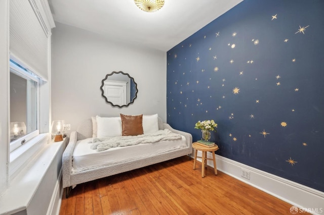 47 Octavia St, San Francisco, CA 94102 - bedroom with wood-type flooring, an accent wall, and wallpapered walls