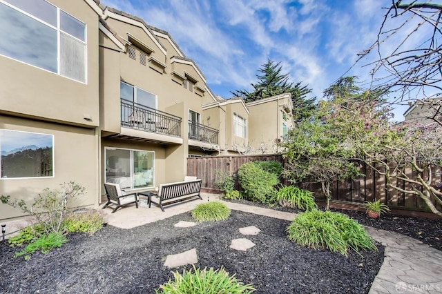 view of yard with a patio area