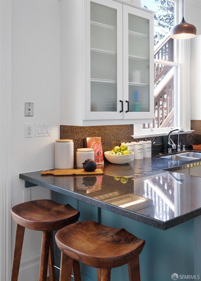49 Hill St, San Francisco, CA 94110 - bar area with a sink and decorative light fixtures