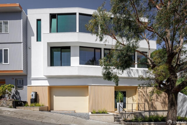 view of front facade featuring a garage