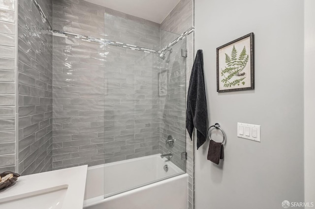 bathroom featuring tiled shower / bath