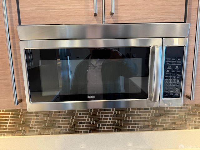 room details featuring decorative backsplash