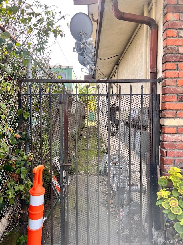933 41st St, Oakland, CA 94608 - view of gate featuring fence