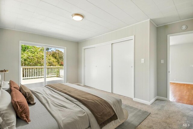 1685 Bay Flat Rd, Bodega Bay, CA 94923 - carpeted bedroom with access to exterior, crown molding, a closet, and baseboards