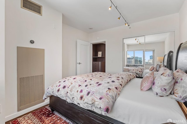 333 1st St Unit N1404, San Francisco, CA 94105 - bedroom with baseboards and track lighting