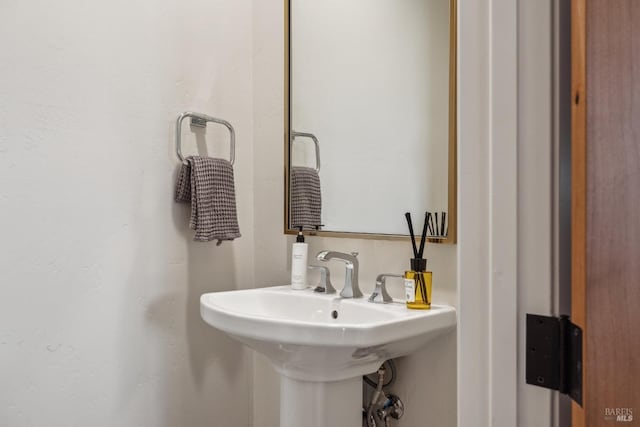 bathroom featuring a sink