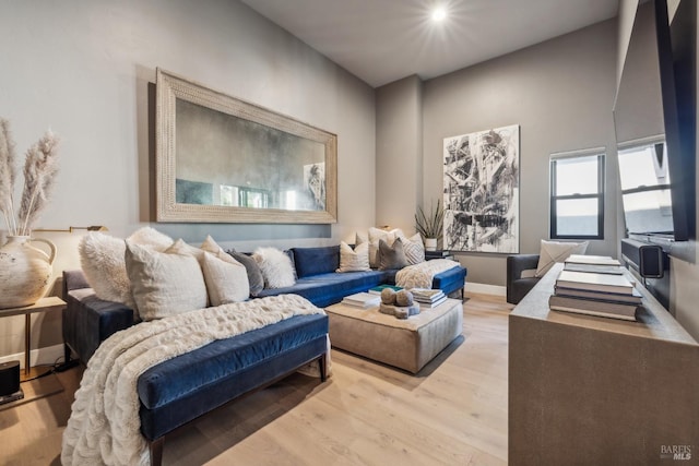 living area featuring light wood-style flooring and baseboards