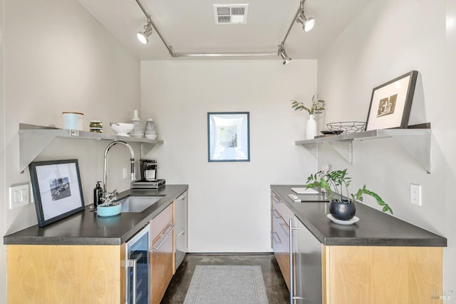 bar with indoor wet bar, concrete floors, visible vents, a sink, and beverage cooler