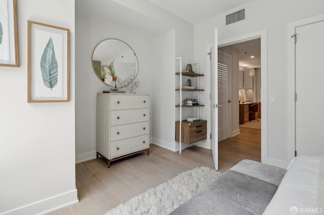 333 Beale St Unit 7G, San Francisco, CA 94105 - bedroom with light wood-style floors, baseboards, and visible vents