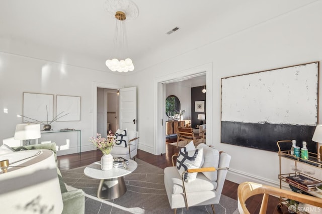 living area featuring dark wood-style floors, visible vents, and baseboards