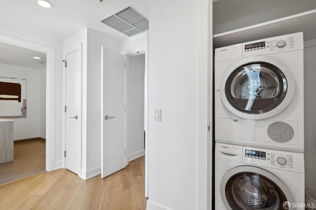 338 Main St Unit Ph36B, San Francisco, CA 94105 - clothes washing area featuring stacked washer / drying machine, light wood-style flooring, baseboards, and recessed lighting