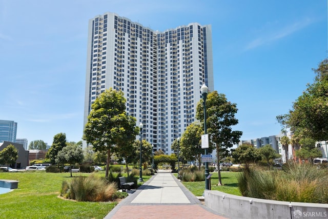 6363 Christie Ave Unit 1823, Emeryville, CA 94608 - surrounding community with a lawn