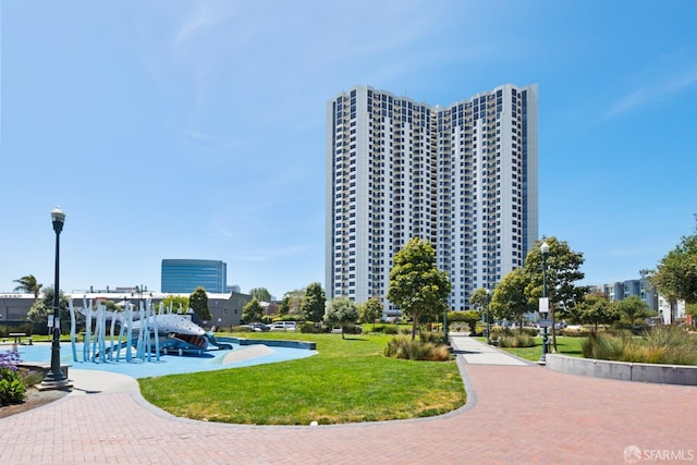 6363 Christie Ave Unit 1823, Emeryville, CA 94608 - surrounding community with a yard