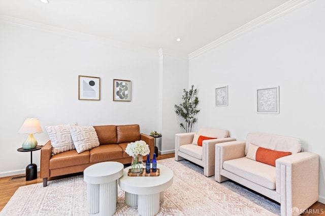 living room featuring crown molding, wood finished floors, baseboards, and recessed lighting