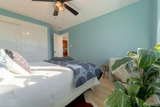 bedroom featuring light hardwood / wood-style floors, a closet, and ceiling fan