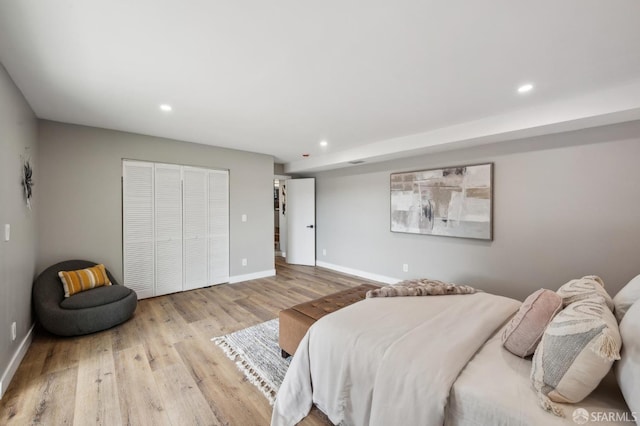 bedroom featuring wood finished floors, baseboards, and recessed lighting