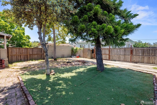 2875 Sunset Ave, Oakland, CA 94601 - view of yard