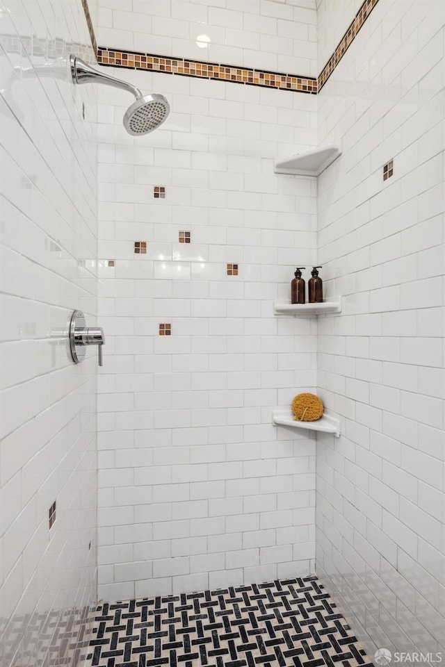 bathroom featuring a tile shower