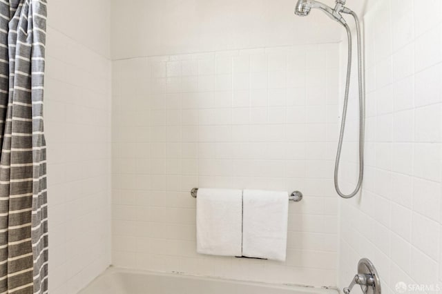 bathroom featuring shower / bath combo