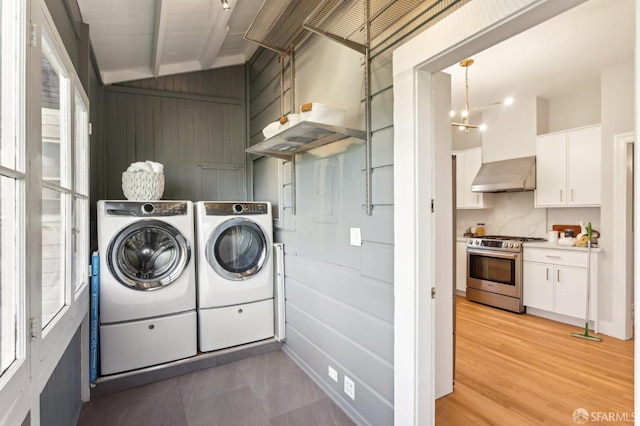 laundry room with laundry area, light wood finished floors, and independent washer and dryer