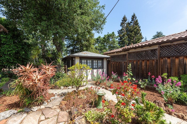 view of yard featuring fence and an outbuilding