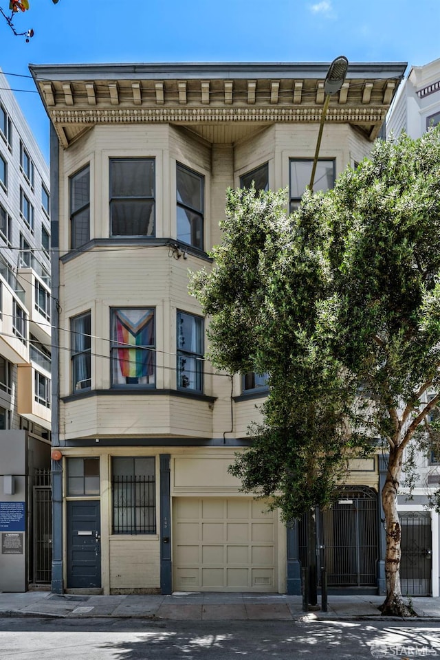 409-413 Tehama St, San Francisco, CA 94103 - view of property with a garage