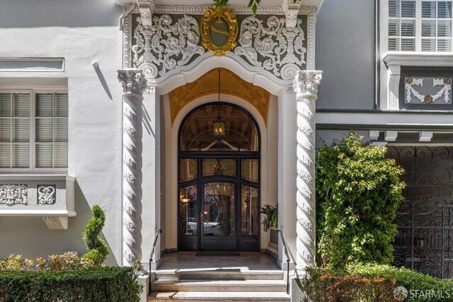 1998 Vallejo St Unit 2, San Francisco, CA 94123 - doorway to property with stucco siding